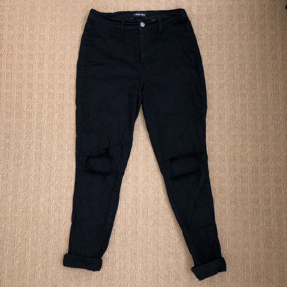 Fashion Nova jeans w/ knee rips size: 13 (30)